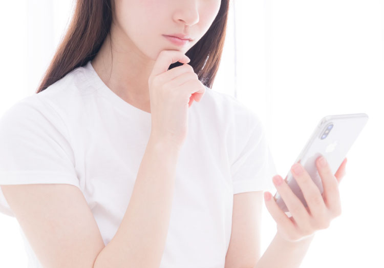 スマホを使っている女性