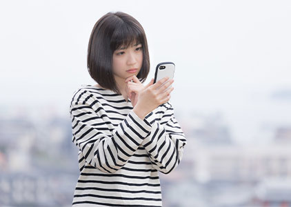 スマホを見て困っている人の画像