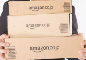 Amazonの箱の画像