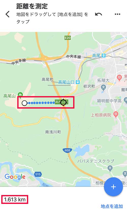 指定した地点を表す白い丸印と、青い点線が表示されます。指定した地点からの距離を測りたい箇所が、青い点線の反対端の円の中になるように地図をドラッグすると、距離が表示されます