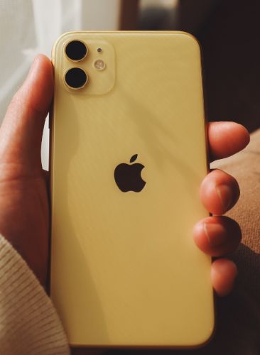 iPhone11を持っている写真