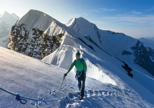 雪山を登山している写真