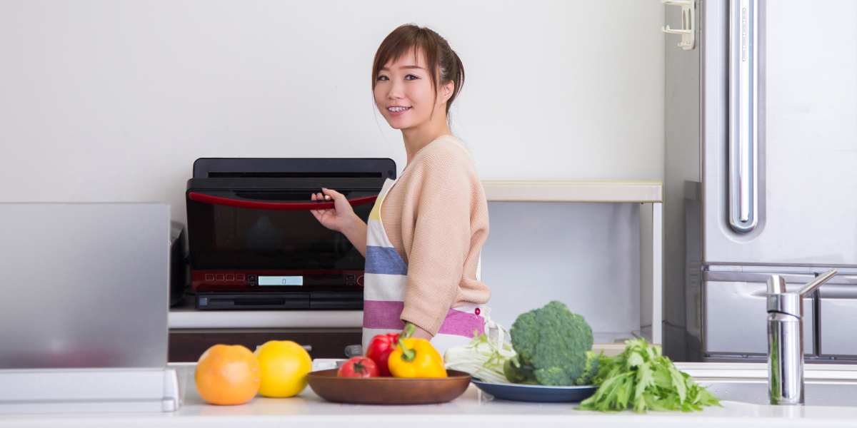 電子レンジを使う女性と食材の写真