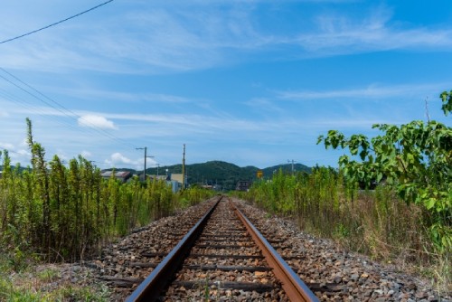 継続を示唆する線路の画像