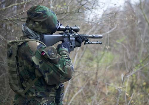 銃を構える男性の写真