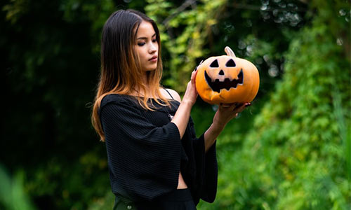 かぼちゃを持っている女性の画像