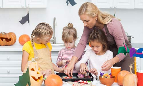 ハロウィンを楽しむ家族のイメージ画像