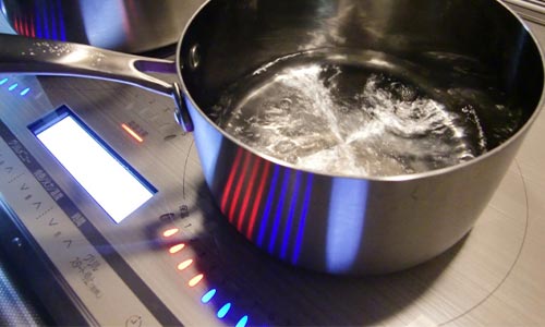 湯を沸かす鍋の画像