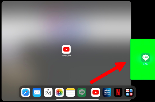 2つ目に表示させたいアプリをDockから、画面の左端か右端にタップしながら持っていく