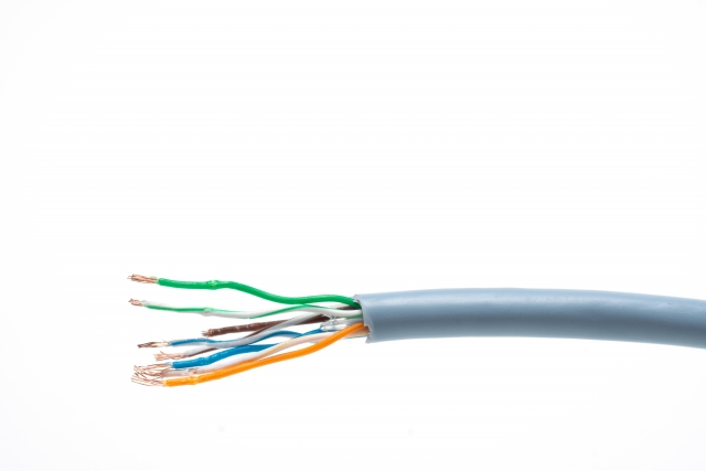 LANケーブルには「単線」と「より線」の2種類の構造がある