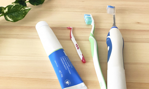 歯ブラシと電動歯ブラシ