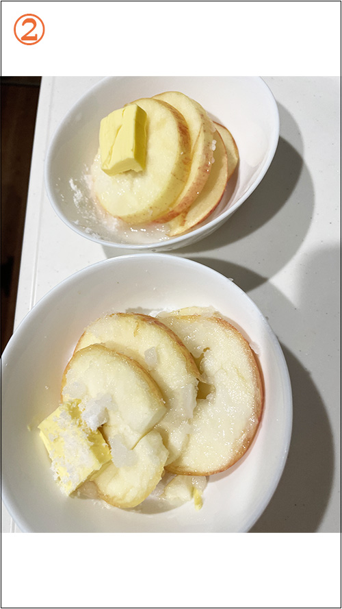2：耐熱容器にりんご、砂糖、バター、レモン汁を入れて軽くラップしてレンチンして冷まします。