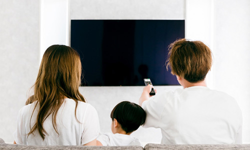 TVを見ている家族