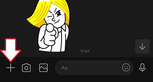 トークルームを開き、メッセージ入力欄の左側にある「＋」マークをタップ