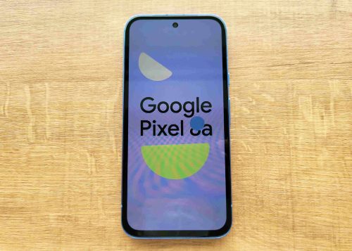 表面はPixel 8/8 Proに比べてベゼル（外側の黒い縁）が太い