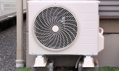 室外機表面を掃除する
