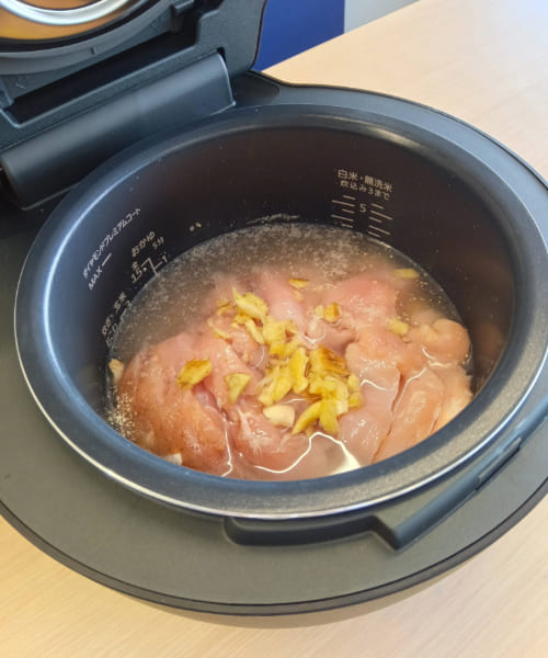 カオマンガイ鶏肉投入