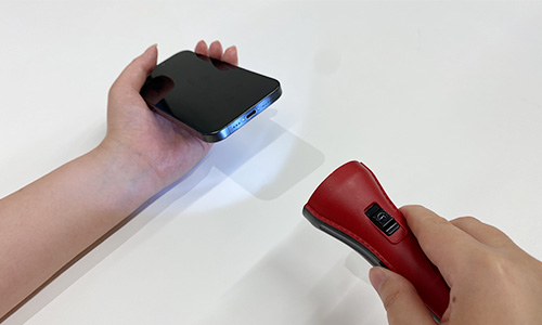 懐中電灯などで充電口を照らして内部状況を確認する