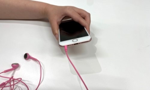 電源を入れてイヤホンを挿入して音を確認する