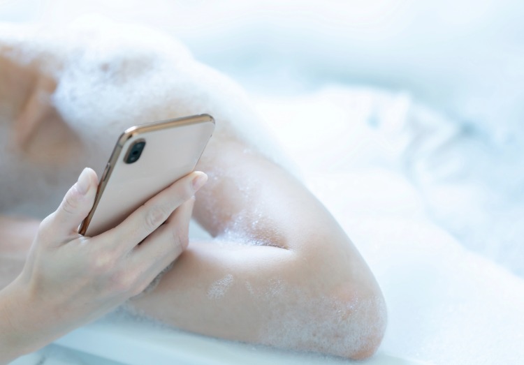 水気のある場所でスマホを使用しない