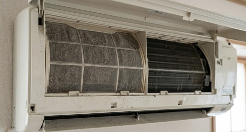 汚れたエアコンフィルター