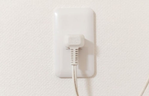 しっかり挿さったエアコンの電源プラグ