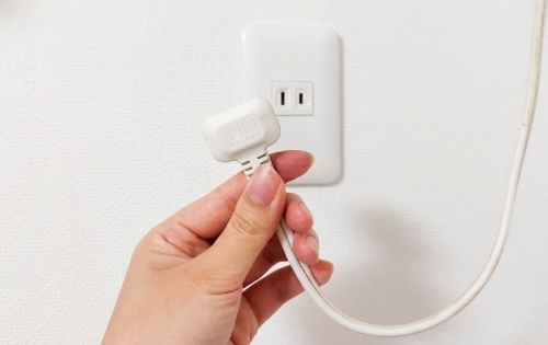 エアコン本体の電源プラグを抜く