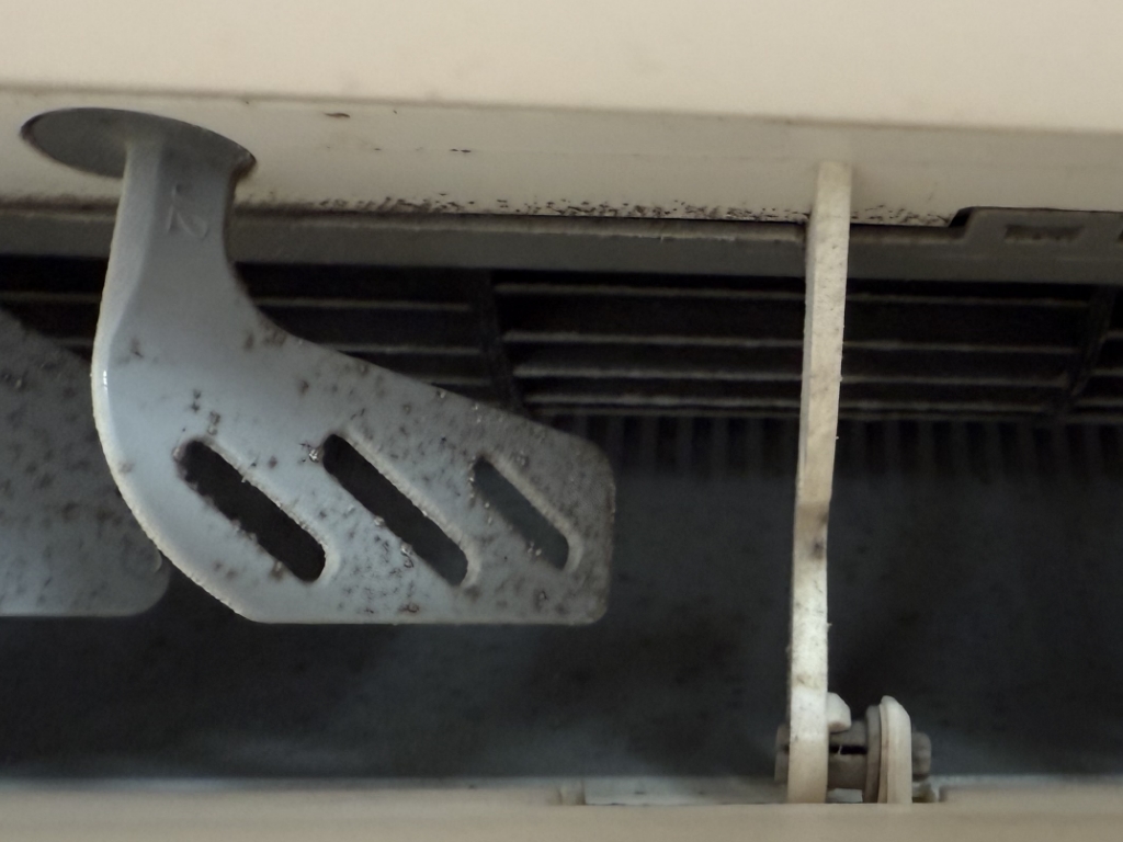 汚れたエアコン内部